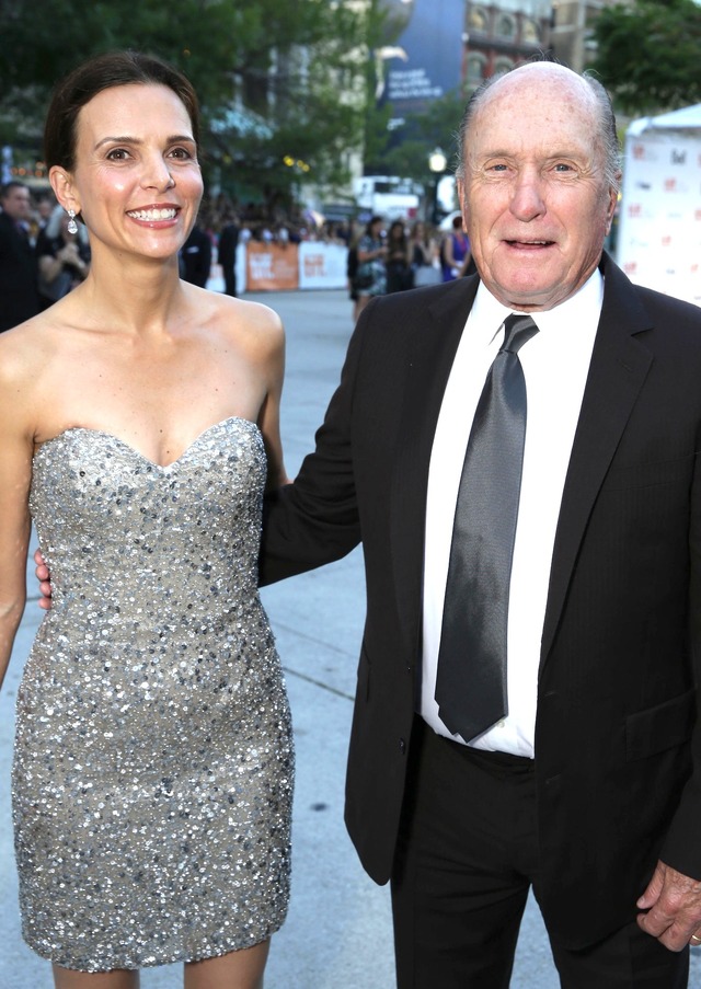 2014年トロント映画祭にて。ロバート・デュバル＆ルシアーナ・ペドラサ夫妻／『ジャッジ 裁かれる判事』　（C） 2014 VILLAGE ROADSHOW FILMS(BVI)LIMITED,WARNERBROS.ENTERTAINMENT INC.AND RATPAC-DUNE ENTERTAINMENT LLC