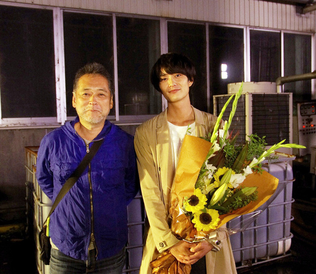 瀬々敬久（監督）＆岡田将生（昴役）／(C) 本多孝好／集英社 (C) 2015「ストレイヤーズ・クロニクル」製作委員会