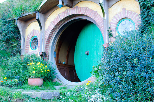 ホビット庄-(C) “Hobbiton Movie Set Tours” for Hobbiton