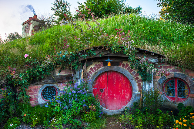 ホビット庄-(C) “Hobbiton Movie Set Tours” for Hobbiton