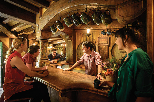 緑竜館／ホビット庄-(C) “Hobbiton Movie Set Tours” for Hobbiton