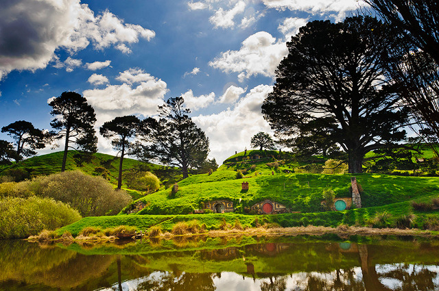 ホビット庄-(C) “Hobbiton Movie Set Tours” for Hobbiton