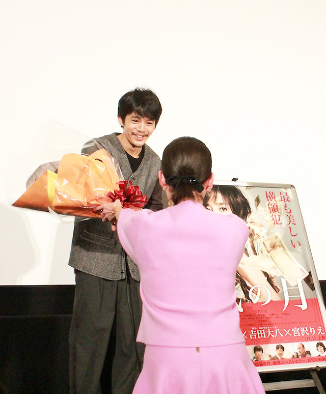 花束贈呈、宮沢りえ＆池松壮亮／『紙の月』舞台挨拶 in 鹿児島