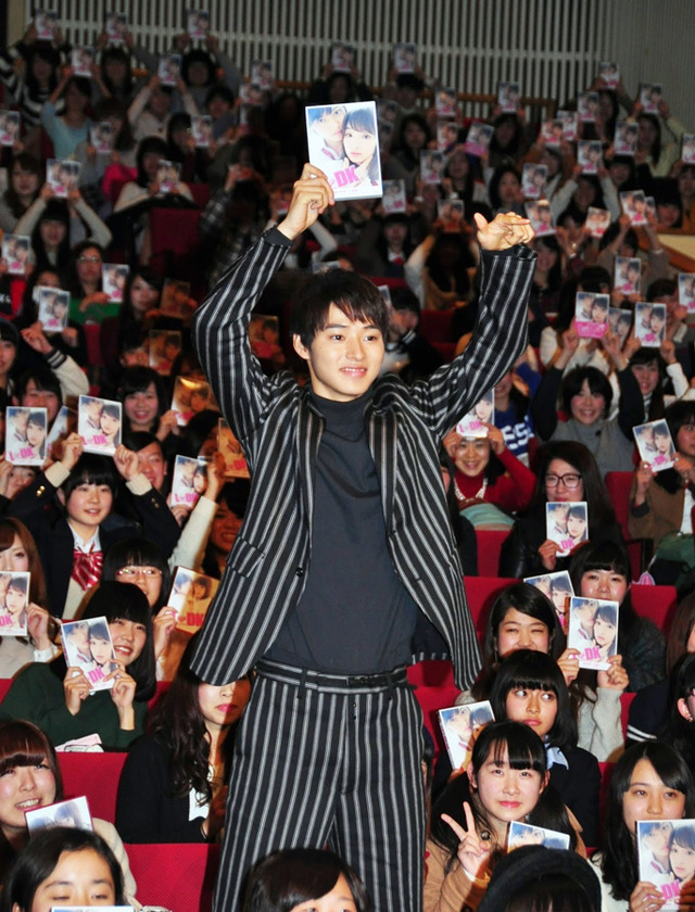 “壁ドン”の立役者・山崎賢人／『L・DK』ハイタッチ会