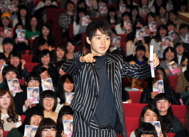 “壁ドン”の立役者・山崎賢人／『L・DK』ハイタッチ会