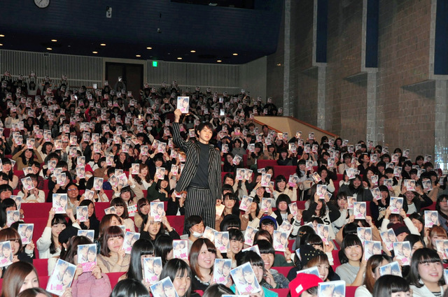 “壁ドン”の立役者・山崎賢人／『L・DK』ハイタッチ会