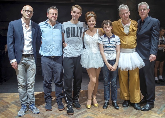 スティーブン・ダルドリー監督（最右）／『ビリー・エリオット ミュージカルライブ／リトル・ダンサー』　(C) 2014 UNIVERSAL CITY STUDIOS LLC.ALL RIGHTS RESERVED.BILLY ELLIOT THE MUSICAL IS BASED ON THE UNIVERSAL PICTURES/ STUDIO CANAL FILM