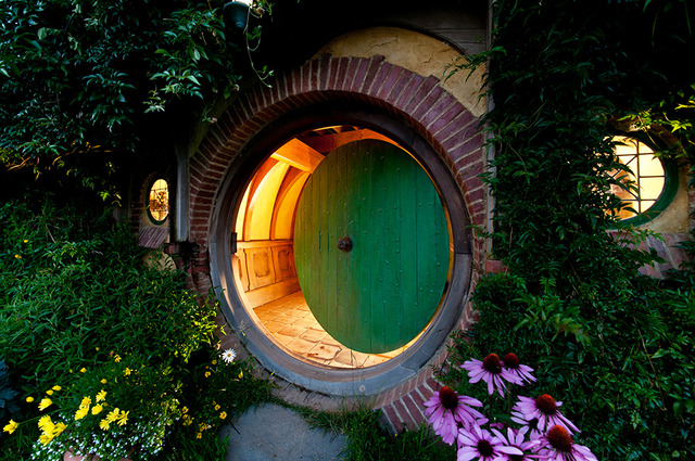 ホビット庄ナイト・ツアー-(C) “Hobbiton Movie Set Tours” for Hobbiton