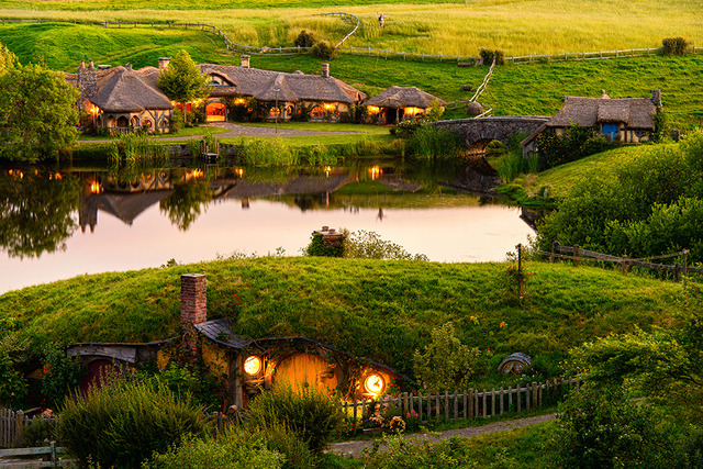 ホビット庄ナイト・ツアー-(C) “Hobbiton Movie Set Tours” for Hobbiton