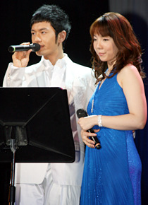 デュエットで合唱　ホァン・シャオミン＆岡本真夜