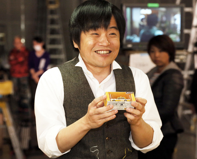 「選TAXI」特製ミニカーに大喜びのバカリズム／サプライズ誕生日 in 「素敵な選TAXI」ロケ現場