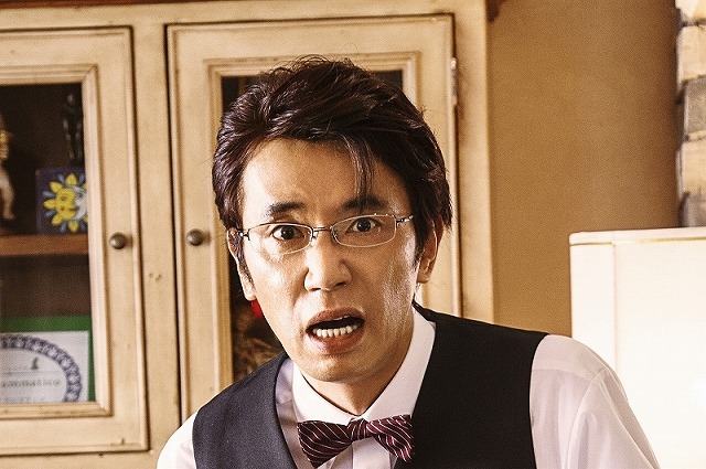 ユースケ・サンタマリア（命懸けの接客係）／『エイプリルフールズ』-(C) フジテレビジョン