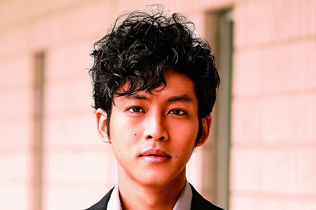 松坂桃李（SEX依存症の天才外科医）／『エイプリルフールズ』-(C) フジテレビジョン