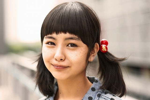 浜辺美波（ワケあり小学生）／『エイプリルフールズ』-(C) フジテレビジョン