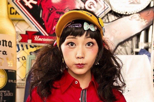 木南晴夏（ポップなバイト女子）／『エイプリルフールズ』-(C) フジテレビジョン