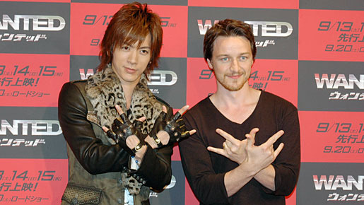 “ロックポーズ”を決めるジェームズ・マカヴォイとDAIGO。