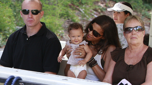 ハル・ベリーと愛娘を連れて動物園へ　-(C) Revolutionpix/AFLO