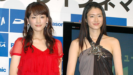 パナソニック新CM発表会に出席した小雪と綾瀬はるか。