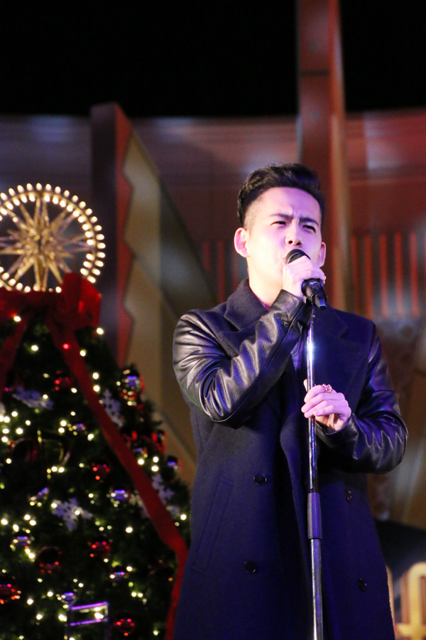 新曲を披露した、清水翔太／クリスマス限定プロジェクション・マッピングショー「クリスマス・キャロル・クロック」 in イクスピアリ