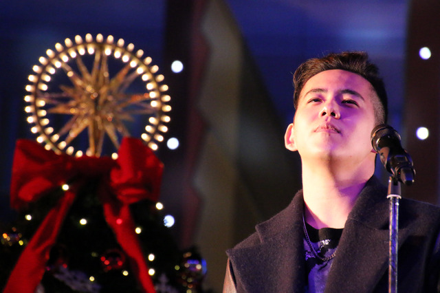 新曲を披露した、清水翔太／クリスマス限定プロジェクション・マッピングショー「クリスマス・キャロル・クロック」 in イクスピアリ