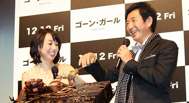 木製の手錠で繋がれた、石田純一＆東尾理子夫妻／映画『ゴーン・ガール』PRイベント