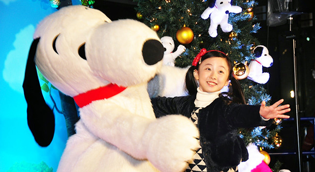 熱烈ハグする、本田望結ちゃん＆スヌーピー／TOHOシネマズ×『I LOVE スヌーピー THE PEANUTS MOVIE』クリスマスツリー・イルミネーション点灯式