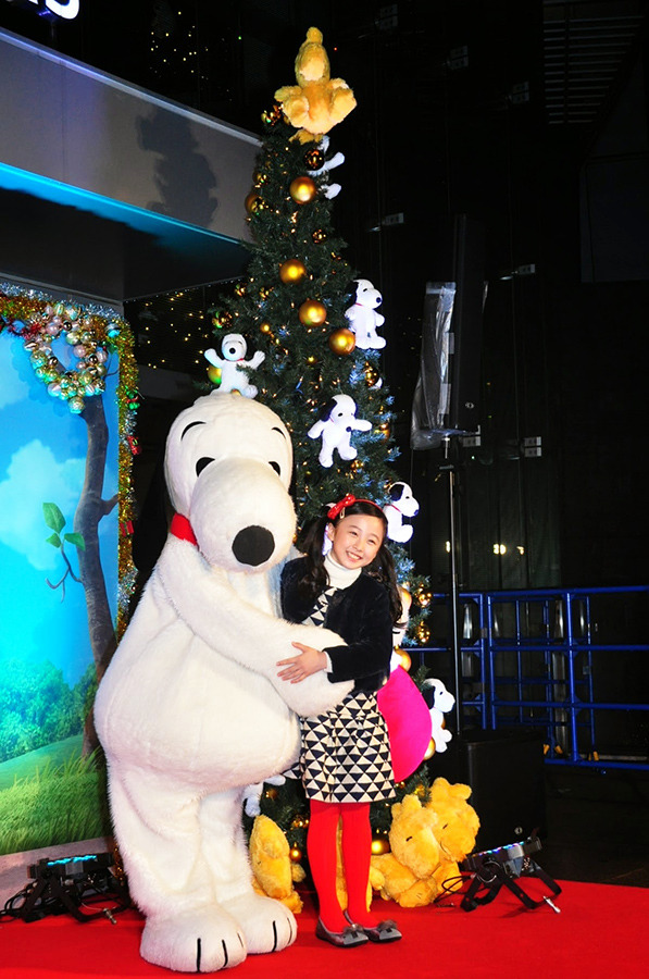 熱烈ハグする、本田望結ちゃん＆スヌーピー／TOHOシネマズ×『I LOVE スヌーピー THE PEANUTS MOVIE』クリスマスツリー・イルミネーション点灯式