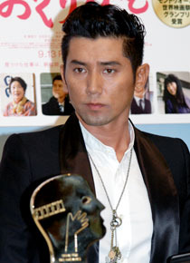 ドラマの撮影の合間を縫って会見に出席した本木さん。