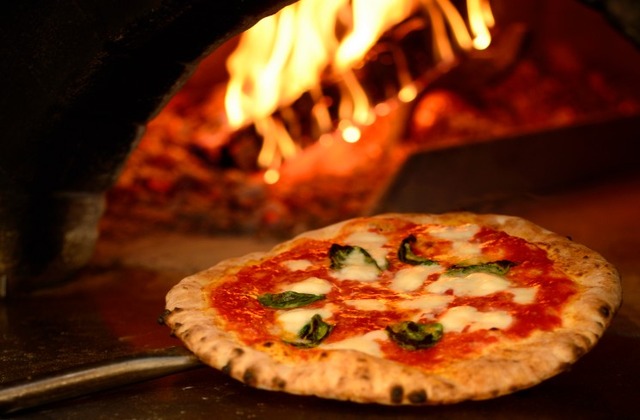 窯焼きピッツアとイタリア料理「トラットリア・デル・パチョッコーネ」。