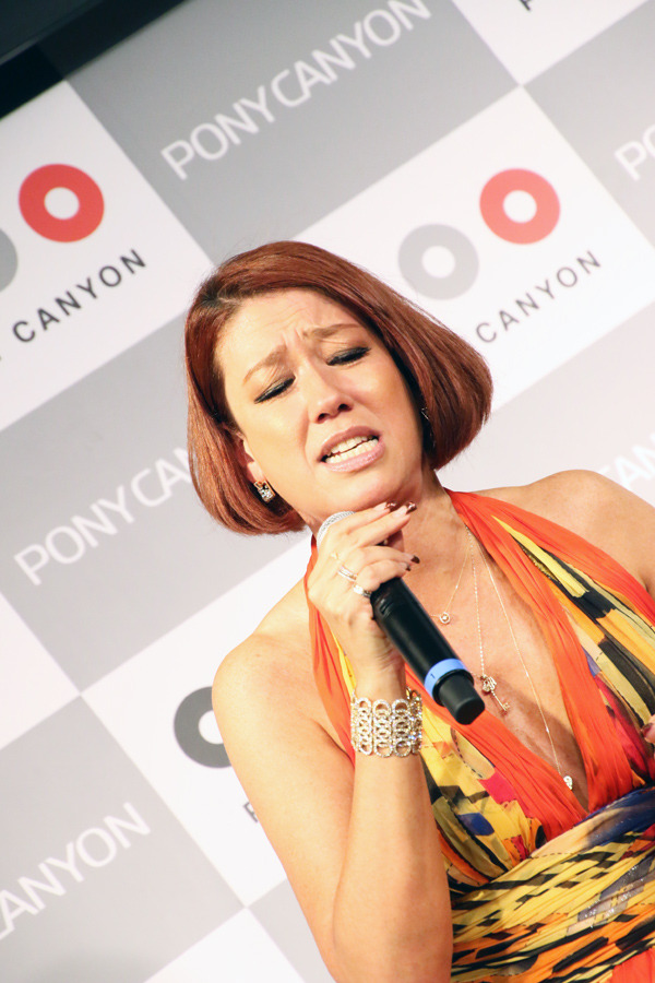 熱唱する、LiLiCo／『チョコレートドーナツ』Blu-ray＆DVD発売記念イベント