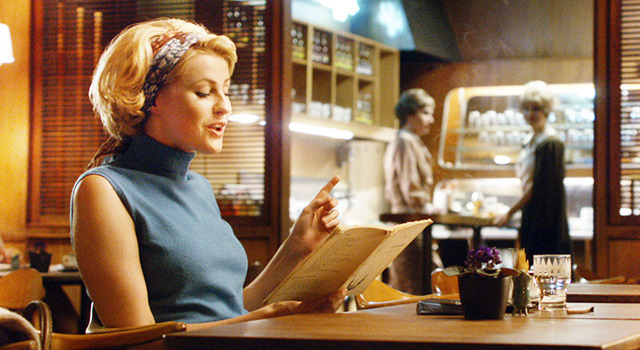 『ストックホルムでワルツを』ポスタービジュアル　（C）StellaNova Filmproduktion AB, AB Svensk Filmindustri, Film i Vast, Sveriges Television AB, Eyeworks Fine & Mellow ApS. All rights reserved.