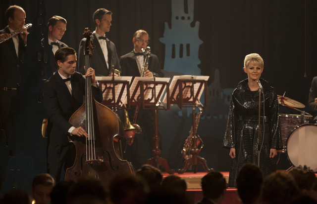 『ストックホルムでワルツを』ポスタービジュアル　（C）StellaNova Filmproduktion AB, AB Svensk Filmindustri, Film i Vast, Sveriges Television AB, Eyeworks Fine & Mellow ApS. All rights reserved.