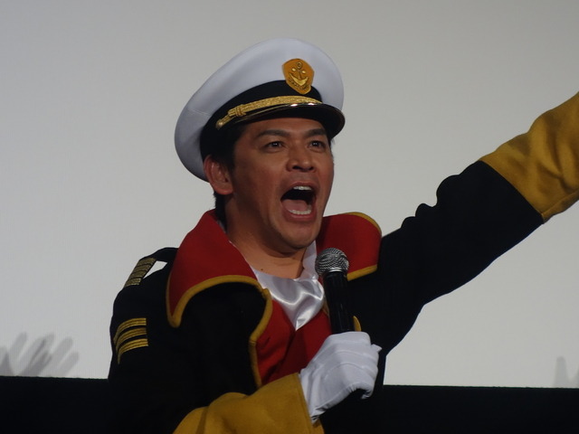 沖田艦長のコスプレで登場の岡田圭右