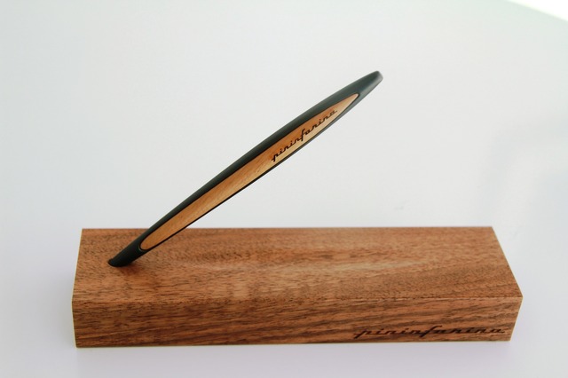 フェラーリのデザインなどで有名なピニンファリーナ社が、イタリアの文具メーカーと提携して発売した「FOREVER・ピニンファリーナ・カンビアーノ・ペン」。インク要らずで一生書き続けることができるペン。