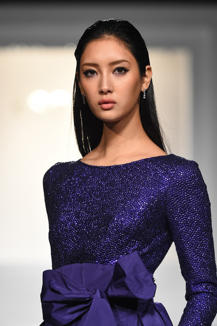 エスカーダ15SSコレクションショーに登場した菜々緒