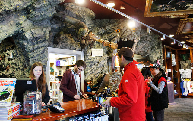 「WETAケーブ」ショップ＆ミニ博物館