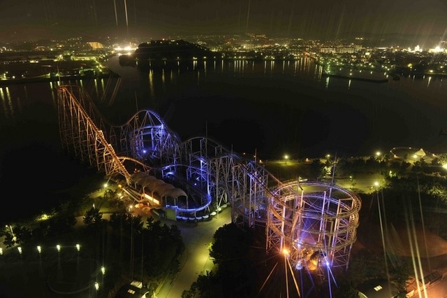 「横浜・八景島シーパラダイス」の名物アトラクション「サーフコースター」。夜に乗ると、日中とはまた違ったスリルが味わえる。