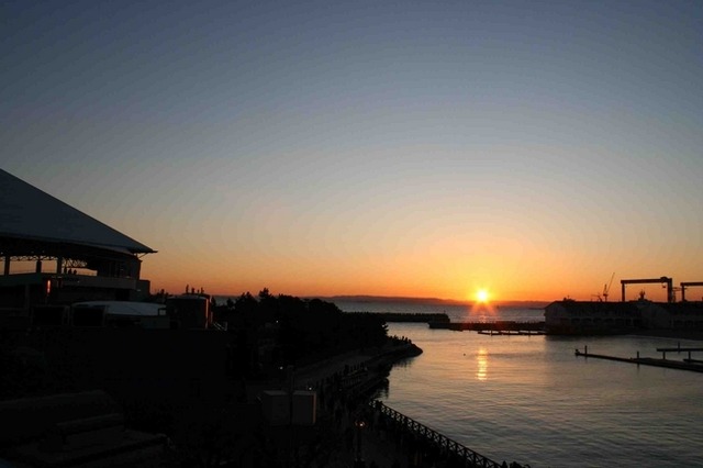 海に臨む「横浜・八景島シーパラダイス」ならではの、水平線から昇る初日の出を見ることができる。