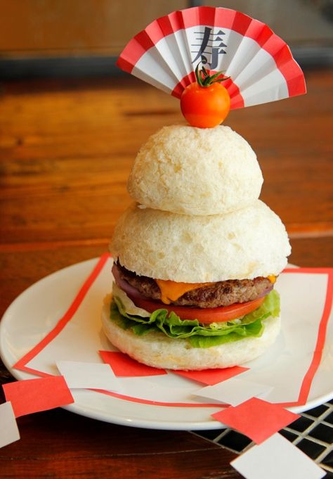 お正月を祝う「福ごはん」その1、ハンバーガー「エーエス クラシックス ダイナー」にて開運「鏡餅 BURGER」 1,404 円（税込）が食べられる。