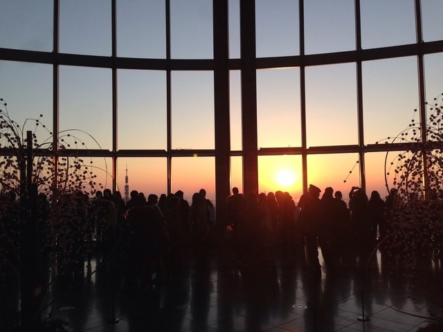 東京シティービューからの初日の出のようす。