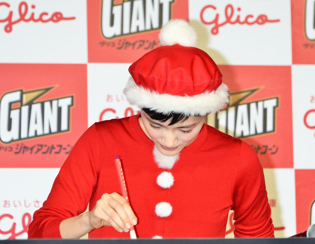 サンタコスプレで登場した、綾瀬はるか／「おつかれさまです！ジャイアントコーン」贈賞式