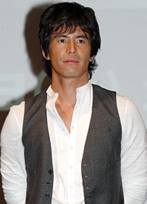 主人公・篠原祐司役の伊藤英明。