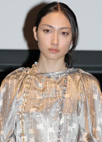 気象庁予報部員・海野咲役の香椎由宇。