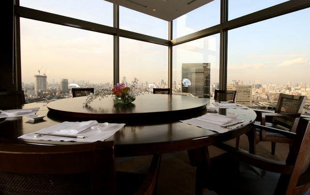 個室でアフタヌーンティーが楽しめるプラン「プライベートアフタヌーンティータイム」も1月13日（火）より登場。眺望の良い個室でエレガントなティータイムを堪能できる。小さなお子様も大歓迎なので、ママ会・女子会の新年会におすすめ。※写真の個室はイメージです。