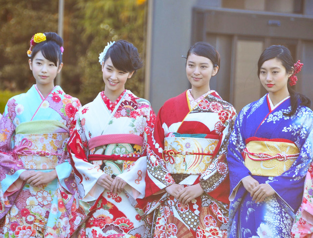 左から、忽那汐里＆武井咲＆剛力彩芽＆高橋ひかる／オスカープロモーション年末恒例“晴れ着撮影会”