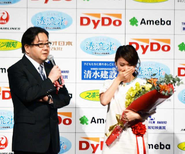 号泣する大島優子（AKB48）＆秋元康（総合プロデューサー）／「第39回報知映画賞」表彰式