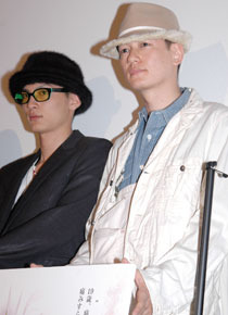 アマ役の高良健吾とシバ役のARATA。