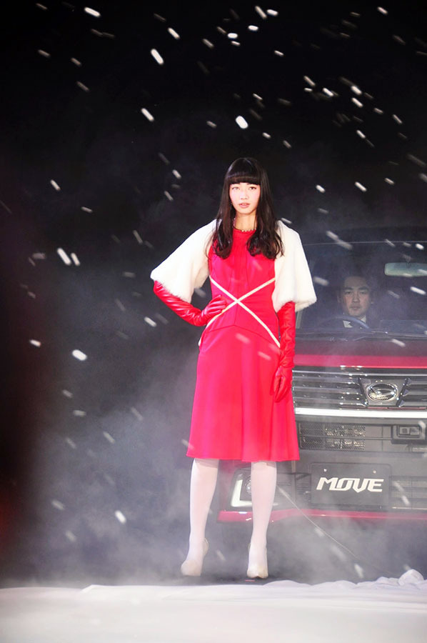 キュートなサンタ衣裳で登場した、小松菜奈／「新型ムーヴ」記者発表会