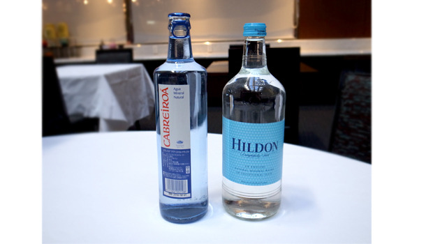 ウォーターセレクションは、スペインのカブレイロア源泉から採水された硬度50度の軟水「カブレイロア アグア ミネラル ナチュラル」（左）と、エリザベス女王の誕生会で振る舞われた「王妃を祝う宴の水」として知られ、紅茶の豊かな風味をもっともバランスよく引き出すイギリスの硬度249の硬水「ヒルドン」（右）の2種を用意。