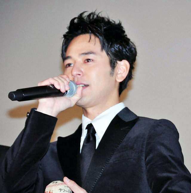 感極まって涙を見せる、妻夫木聡／『バンクーバーの朝日』初日舞台挨拶